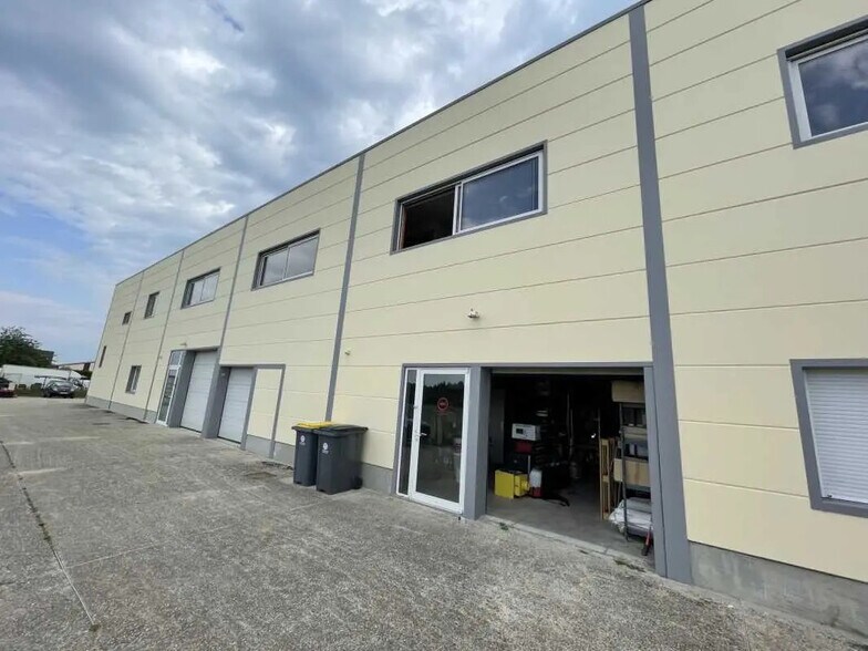 Local d’activités dans Saint-Jacques-sur-Darnétal à louer - Photo de l’immeuble – Image 1 sur 6