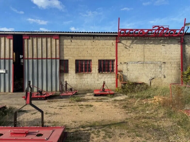 Local d’activités dans Castillon-du-Gard à louer - Photo de l’immeuble – Image 1 sur 4