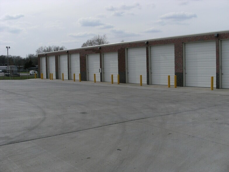 636 E Dennis Ave, Olathe, KS à louer - Photo de l’immeuble – Image 2 sur 8