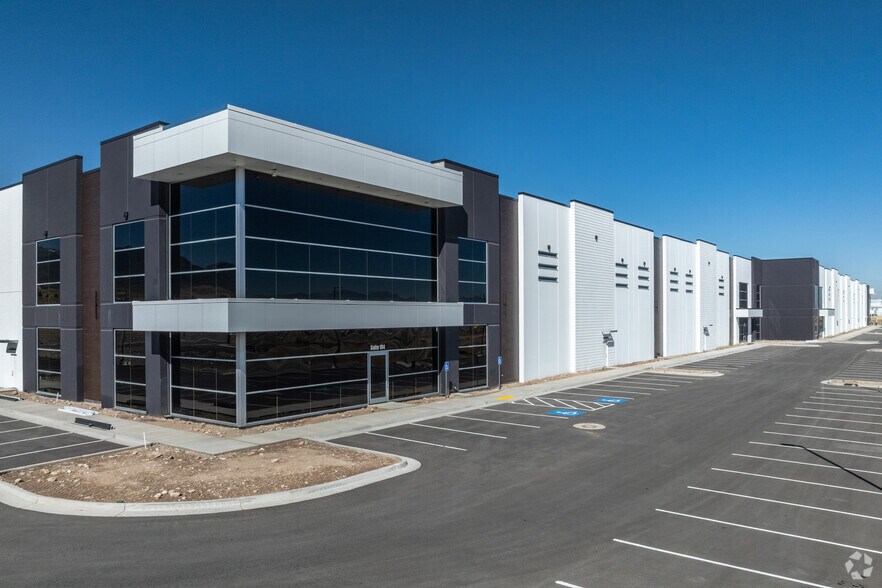 6845 W 5400 S, West Valley City, UT à louer - Photo de l’immeuble – Image 1 sur 31