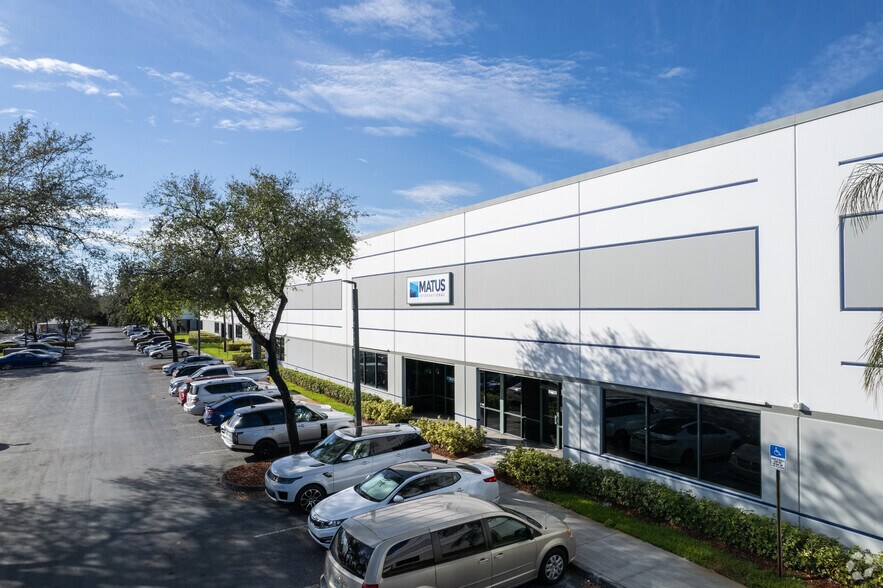 10255 NW 116th Way, Medley, FL à louer - Photo principale – Image 1 sur 21