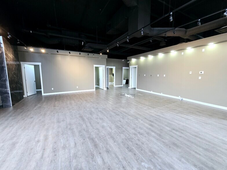 8524 Jasper Av NW, Edmonton, AB à louer - Photo de l’immeuble – Image 2 sur 7