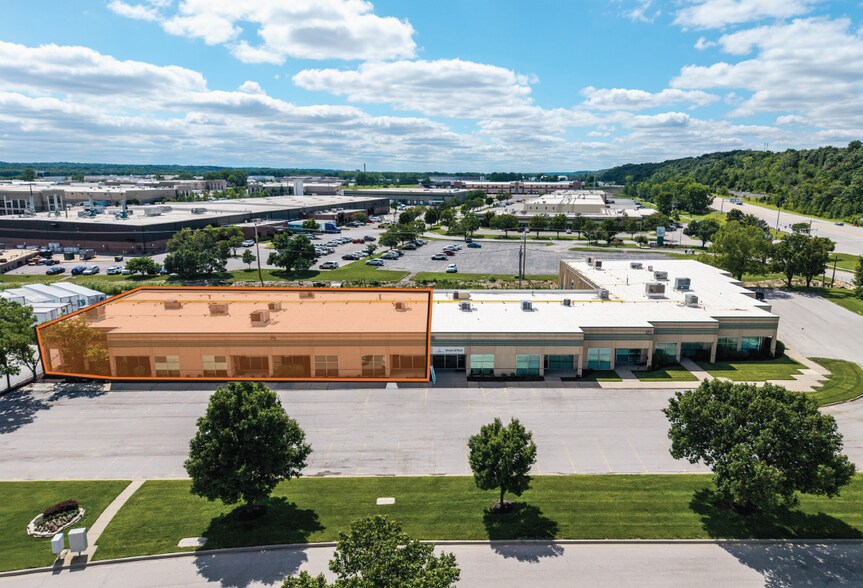 100-126 NW Parkway, Riverside, MO à louer - Photo de l’immeuble – Image 1 sur 7