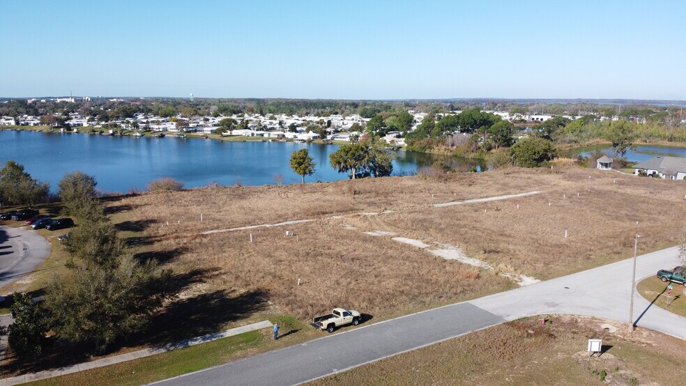 1655 Nightingale Ln, Tavares, FL à vendre - Photo de l’immeuble – Image 2 sur 23