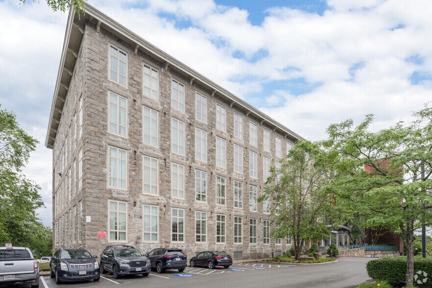 1 Father Devalles Blvd, Fall River, MA à louer - Photo principale – Image 1 sur 17