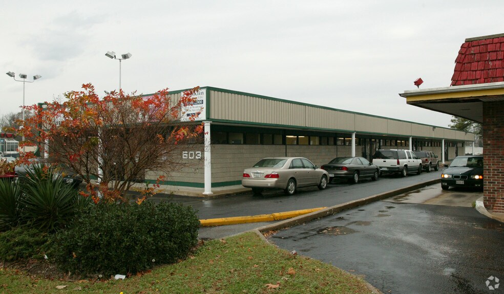 603 J Clyde Morris Blvd, Newport News, VA à louer - Photo de l’immeuble – Image 2 sur 19