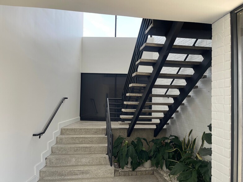 1435 S La Cienega Blvd, Los Angeles, CA à louer - Photo de l’immeuble – Image 2 sur 5