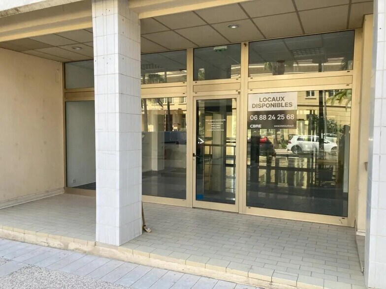 Local commercial dans Hyères à louer - Photo de l’immeuble – Image 3 sur 13