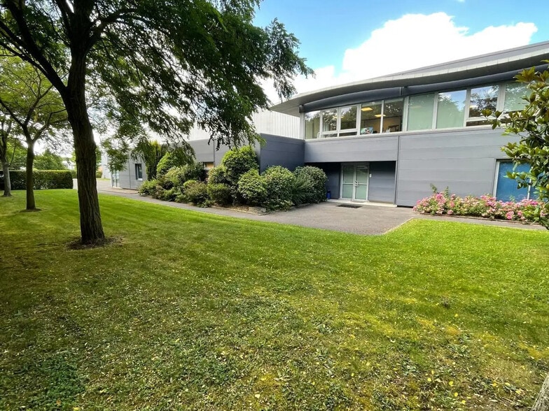 Local d’activités dans Le Plessis-Bouchard à louer - Photo de l’immeuble – Image 3 sur 16