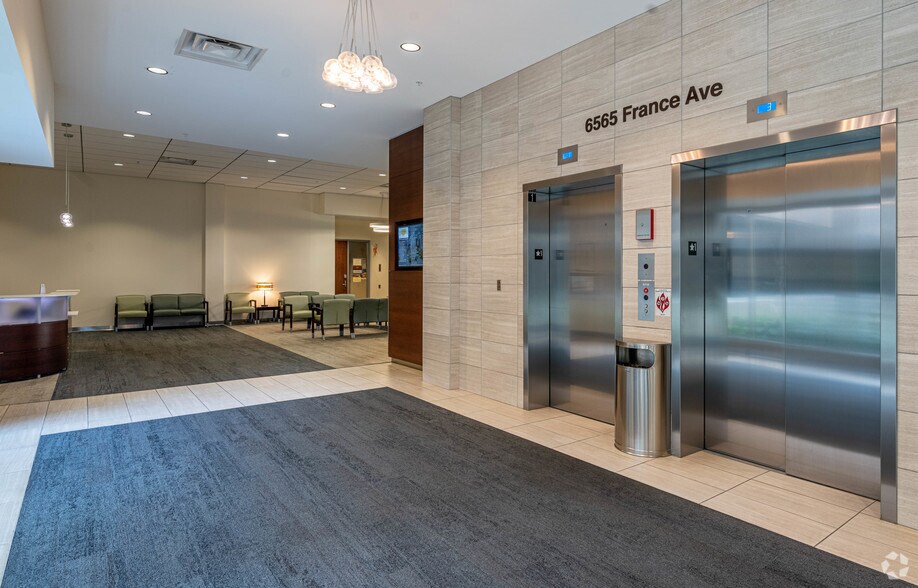 6565 S France Ave, Edina, MN à louer - Hall d’entrée – Image 3 sur 6