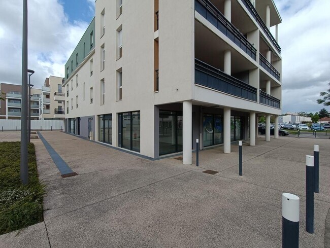 Plus de détails pour 16 Place De L'Europe, Charnay-lès-Mâcon - Local commercial à louer