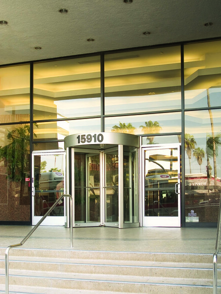 15910 Ventura Blvd, Encino, CA à louer - Photo de l’immeuble – Image 2 sur 6