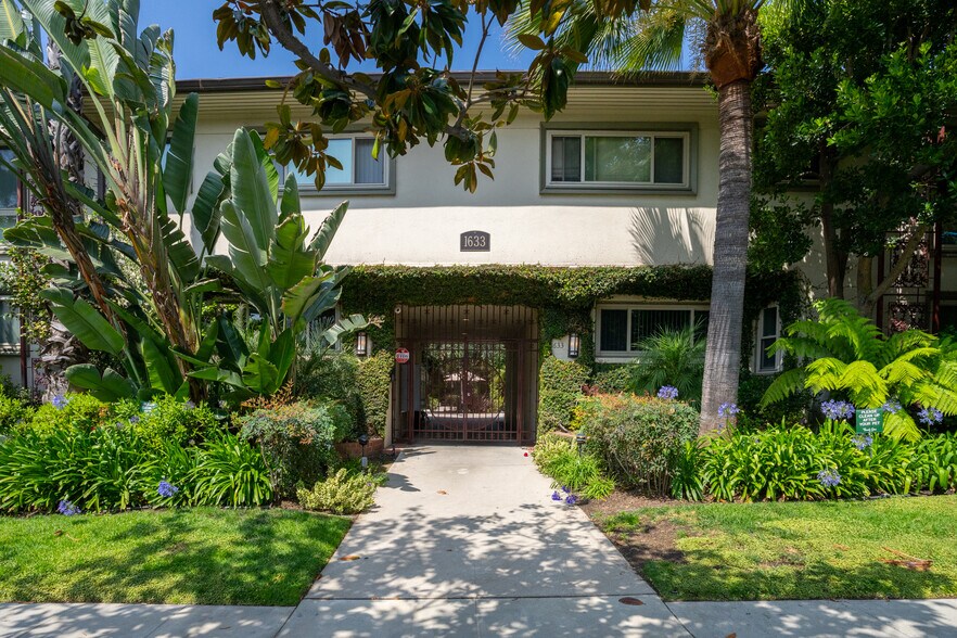 1633 N Laurel Ave, Los Angeles, CA à vendre - Photo de l’immeuble – Image 2 sur 20