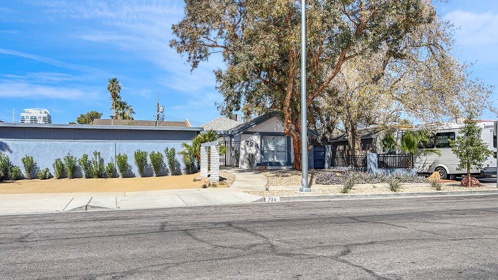 724 S 9th St, Las Vegas, NV à louer - Photo de l’immeuble – Image 1 sur 11