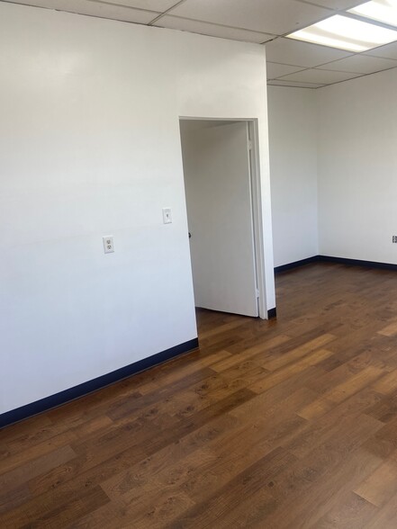 8221 3rd St, Downey, CA à louer - Photo de l’immeuble – Image 3 sur 9