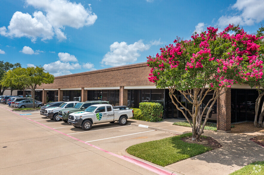 1850 Crown Dr, Dallas, TX à louer - Photo de l’immeuble – Image 1 sur 16
