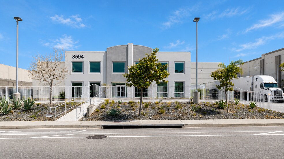 8594 Siempre Viva Rd, San Diego, CA à louer - Photo de l’immeuble – Image 1 sur 18