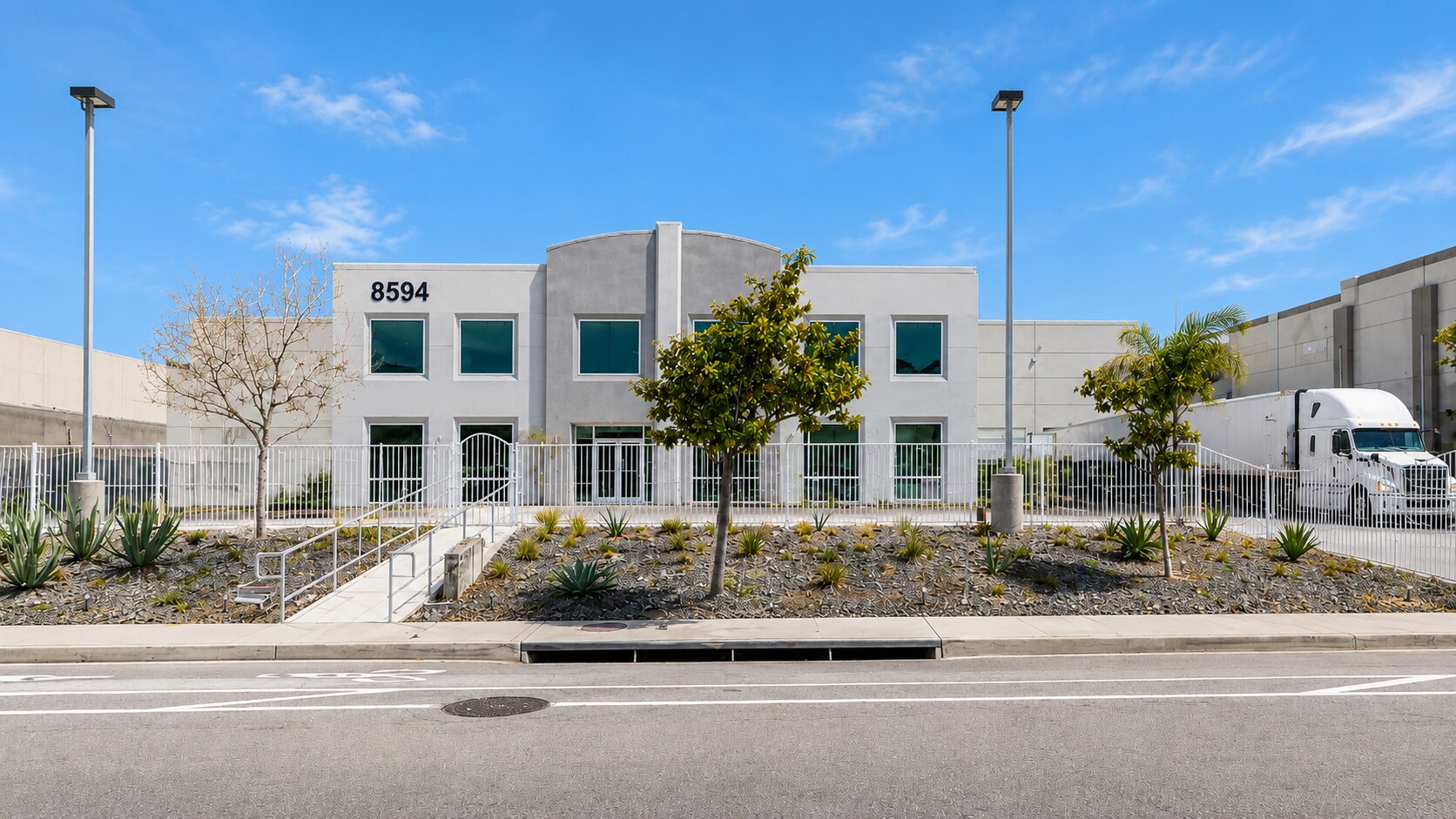 8594 Siempre Viva Rd, San Diego, CA à louer Photo de l’immeuble– Image 1 sur 19