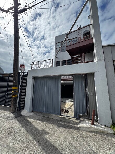211 Windward Ave, Venice, CA à louer - Photo de l’immeuble – Image 2 sur 4