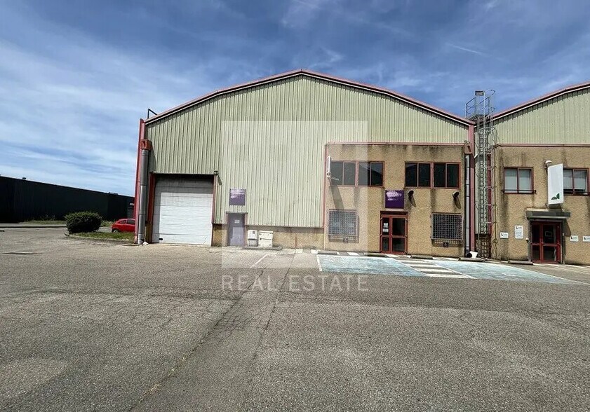Local d’activités dans Vénissieux à louer - Photo de l’immeuble – Image 1 sur 19