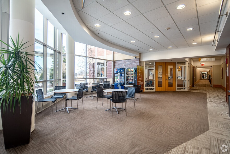2805 Campus Dr, Plymouth, MN à louer - Hall d’entrée – Image 3 sur 6