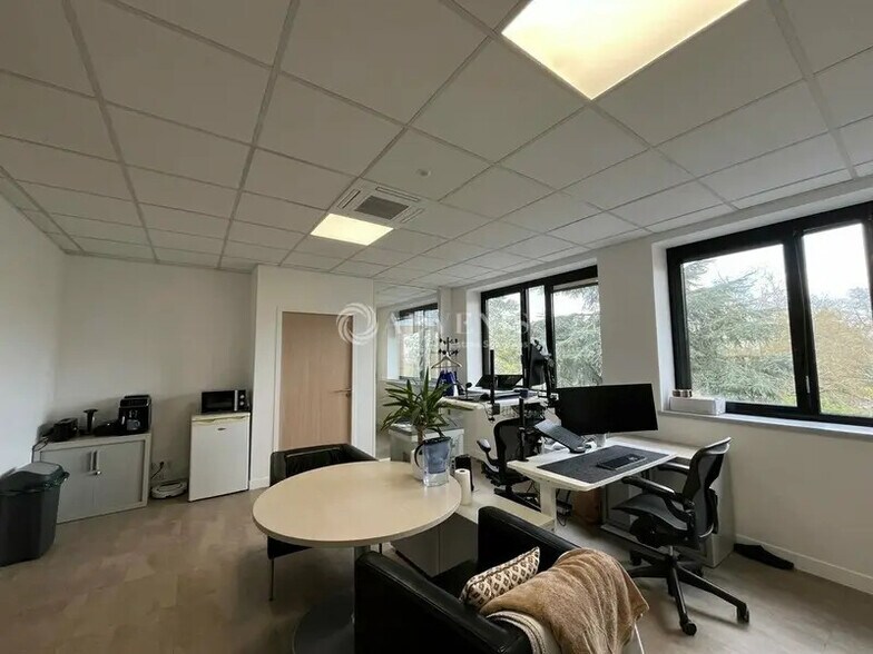 Bureau dans Montigny-le-Bretonneux à louer - Photo intérieure – Image 3 sur 4