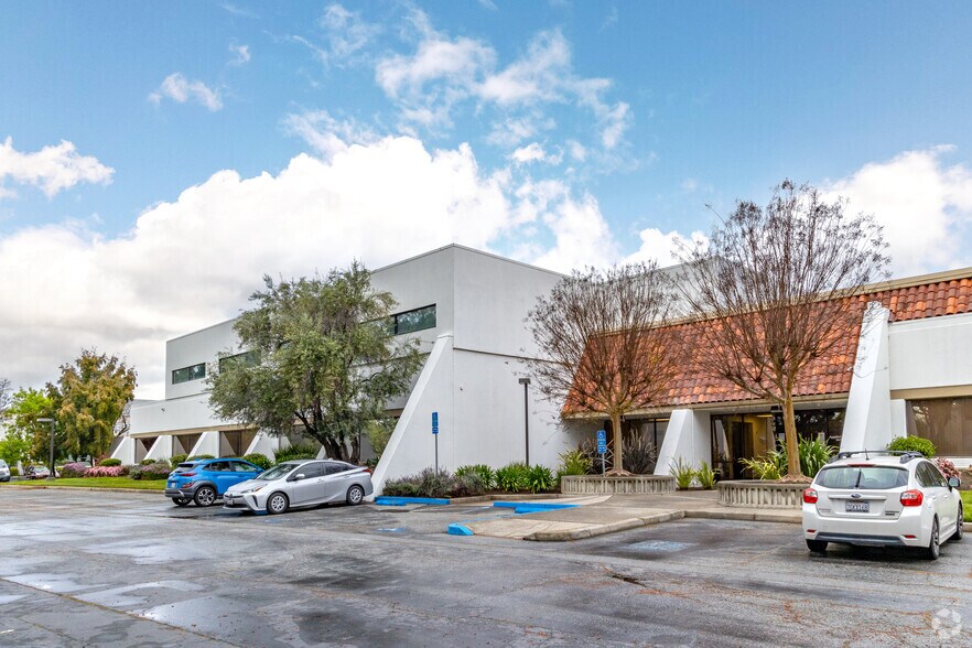 521 Cottonwood Dr, Milpitas, CA à louer - Photo de l’immeuble – Image 1 sur 13