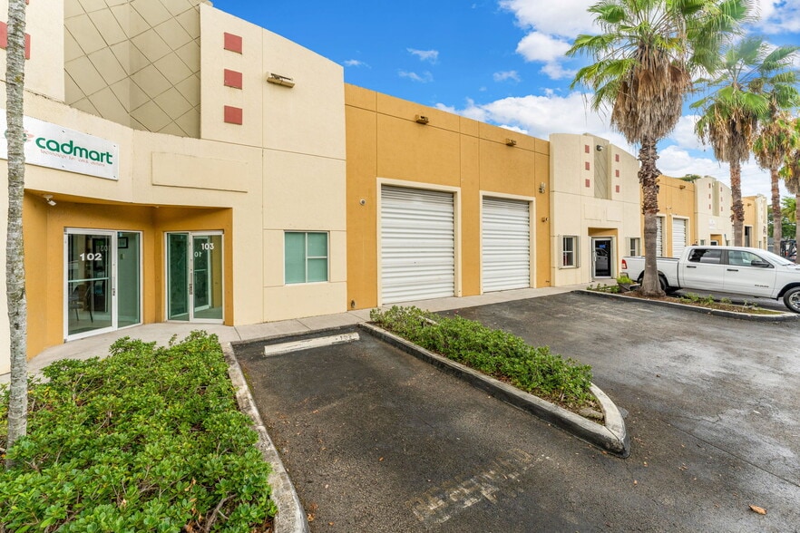 9450 NW 58th St, Miami, FL à louer - Photo de l’immeuble – Image 2 sur 19