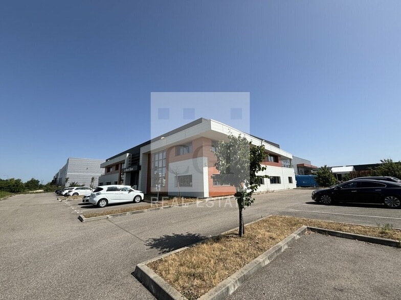 1609 Avenue Henri Schneider, Jonage à vendre - Photo de l’immeuble – Image 1 sur 12