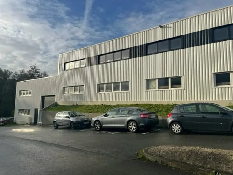 Local d’activités dans Montussan à louer - Photo de l’immeuble – Image 2 sur 4