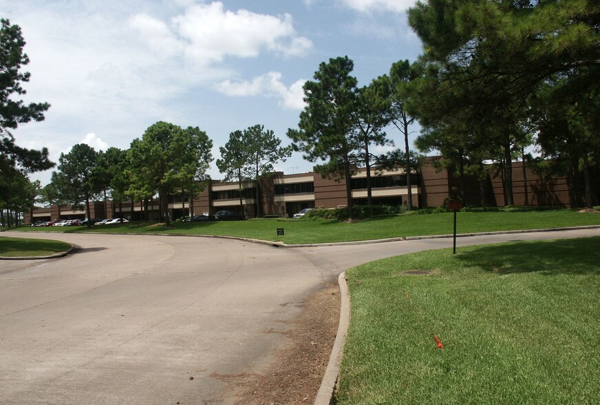 9807 Whithorn Dr, Houston, TX à louer - Photo de l’immeuble – Image 2 sur 9