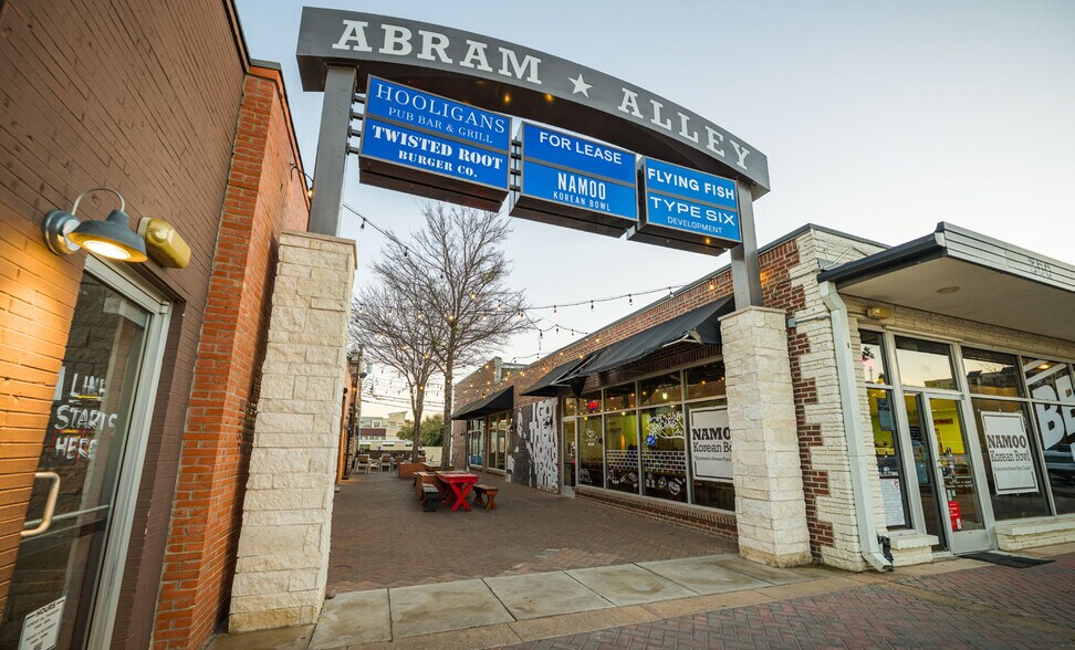 300 E Abram St, Arlington, TX à louer - Photo de l’immeuble – Image 2 sur 9