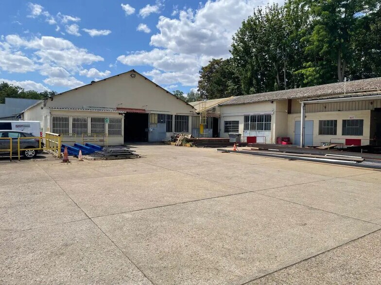 Local d'activités dans Vernon à vendre - Photo de l’immeuble – Image 3 sur 13