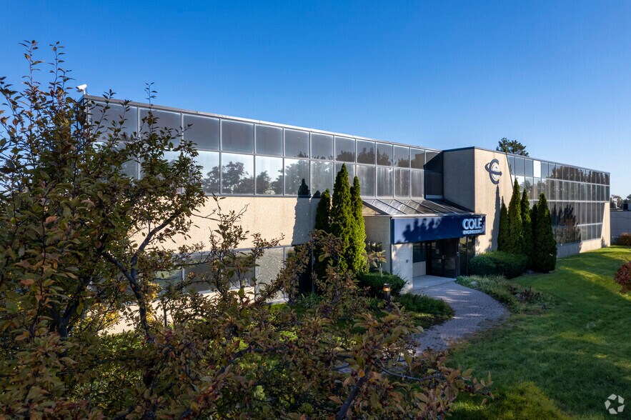 70 Valleywood Dr, Markham, ON à louer - Photo de l’immeuble – Image 3 sur 6
