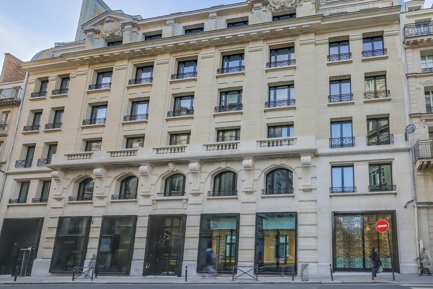 55 Rue D'Amsterdam, Paris à louer - Photo de l’immeuble – Image 1 sur 4