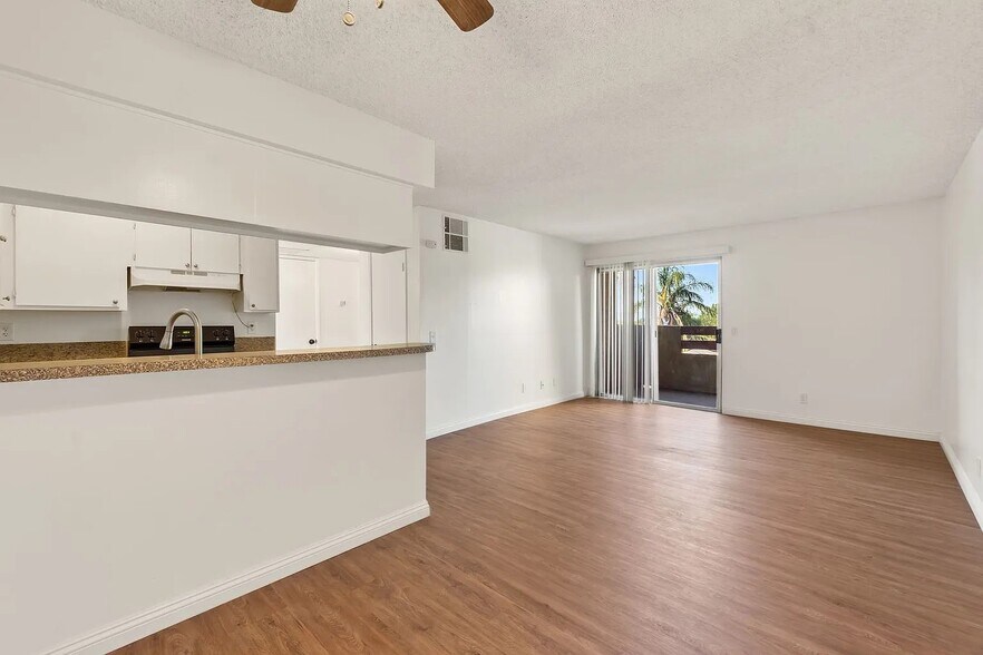 13266 Foothill Blvd, Sylmar, CA à vendre - Photo de l’immeuble – Image 2 sur 17