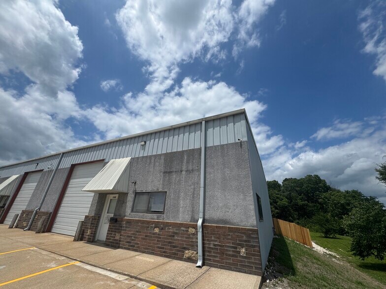 105 N Chestnut St, Belton, MO à louer - Photo de l’immeuble – Image 3 sur 12