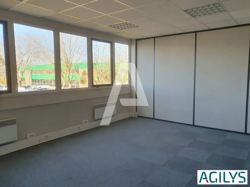 Local d’activités dans Saint-Thibault-des-Vignes à louer Photo de l’immeuble– Image 1 sur 8