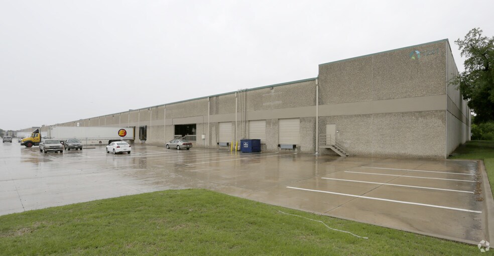 1221 Champion Cir, Carrollton, TX à louer - Photo de l’immeuble – Image 3 sur 3