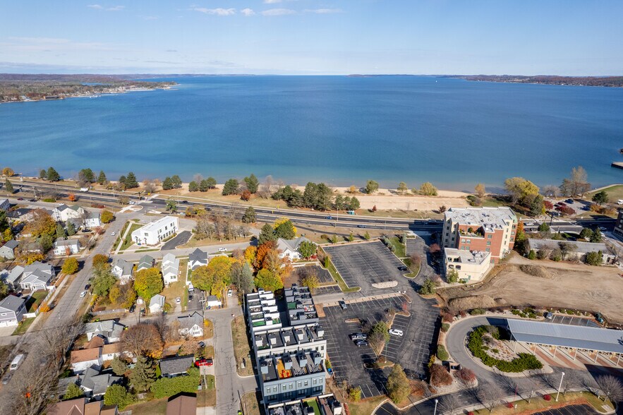 208 Gillis St, Traverse City, MI à vendre - Aérien – Image 3 sur 38