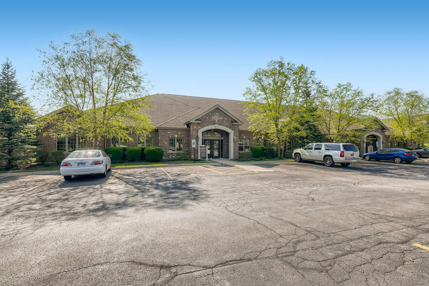 108 S Wynstone Park Dr, North Barrington, IL à louer - Photo de l’immeuble – Image 1 sur 28