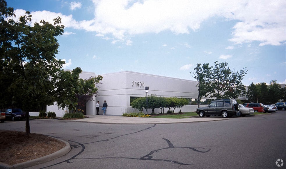 31600-31700 W 13 Mile Rd, Farmington Hills, MI à vendre - Photo de l’immeuble – Image 2 sur 16