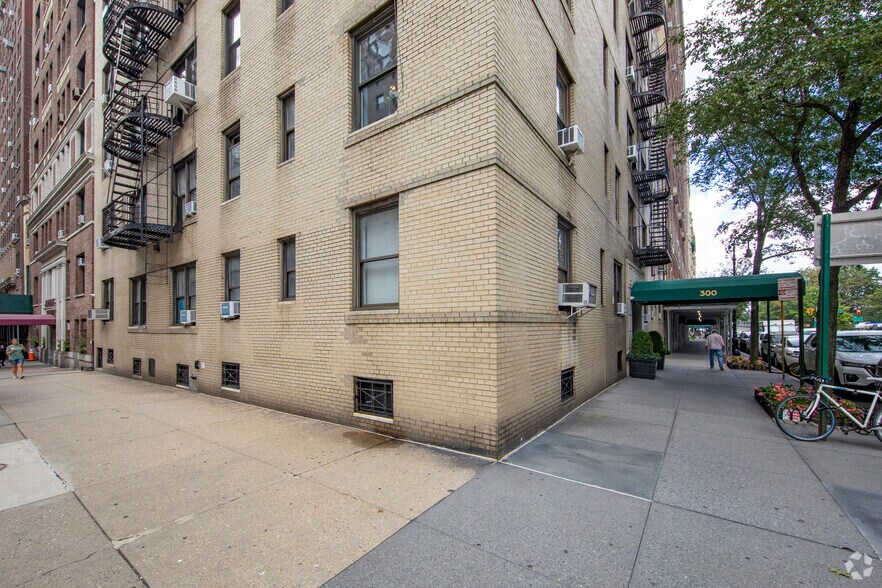 300 W 72nd St, New York, NY à vendre - Photo de l’immeuble – Image 2 sur 4