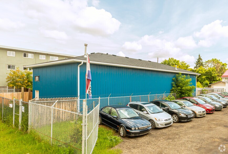 12211-12219 66 St NW, Edmonton, AB à vendre - Photo de l’immeuble – Image 1 sur 30