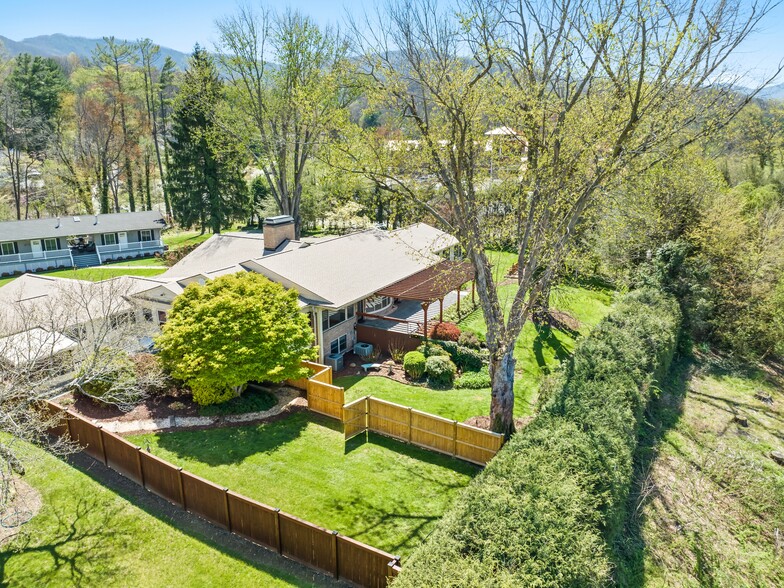 142 Country Club Dr, Waynesville, NC à vendre - Photo de l’immeuble – Image 3 sur 48
