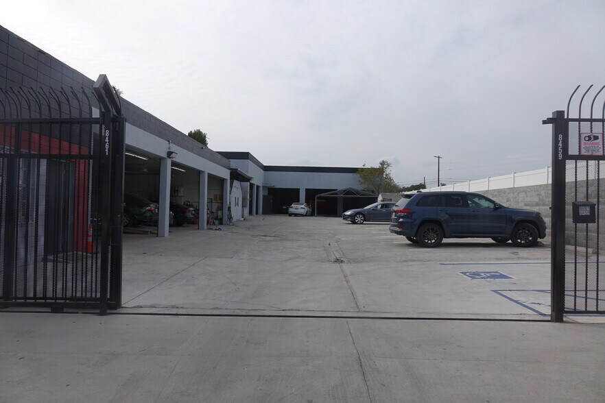 8461 Glenoaks Blvd, Sun Valley, CA à louer - Photo principale – Image 1 sur 14