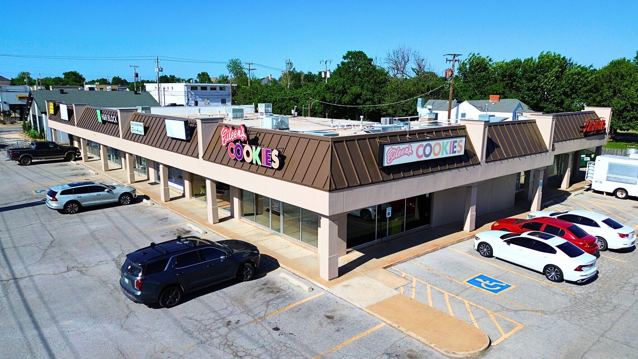 7700-7714 N May Ave, Oklahoma City, OK à louer Photo principale– Image 1 sur 6