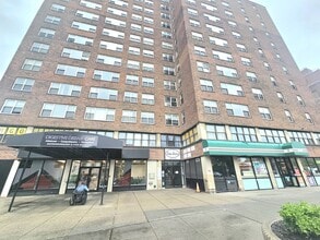 107-40 Queens Blvd, Forest Hills, NY à louer Photo de l’immeuble– Image 1 sur 9