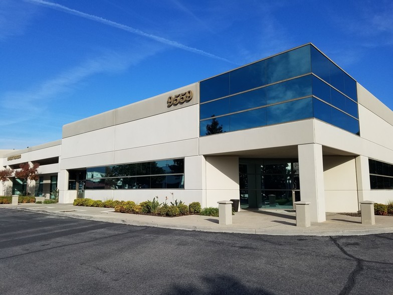 9559 Center Ave, Rancho Cucamonga, CA à louer - Photo de l’immeuble – Image 1 sur 2
