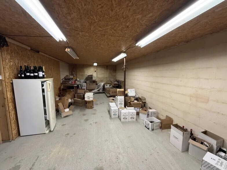 Local commercial dans Le Tourne à louer - Photo de l’immeuble – Image 1 sur 5